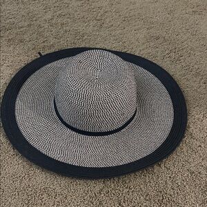 Stylish Black and White Wide Brim kooringal sun hate